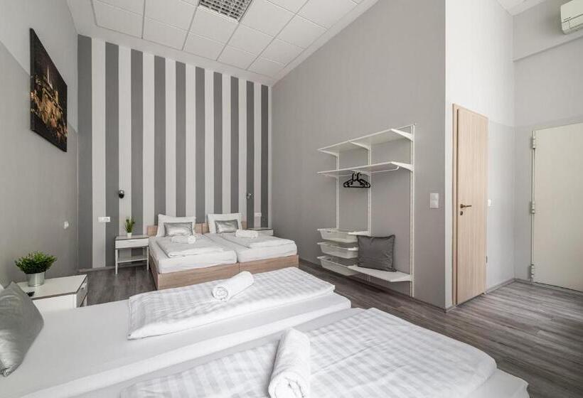 اتاق استاندارد چهار تخته, Full Moon Budapest