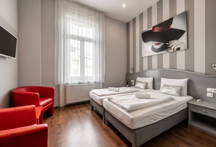 اتاق استاندارد, Full Moon Budapest