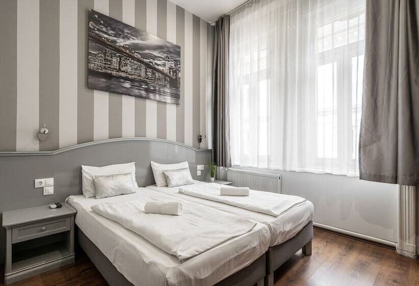 اتاق استاندارد, Full Moon Budapest