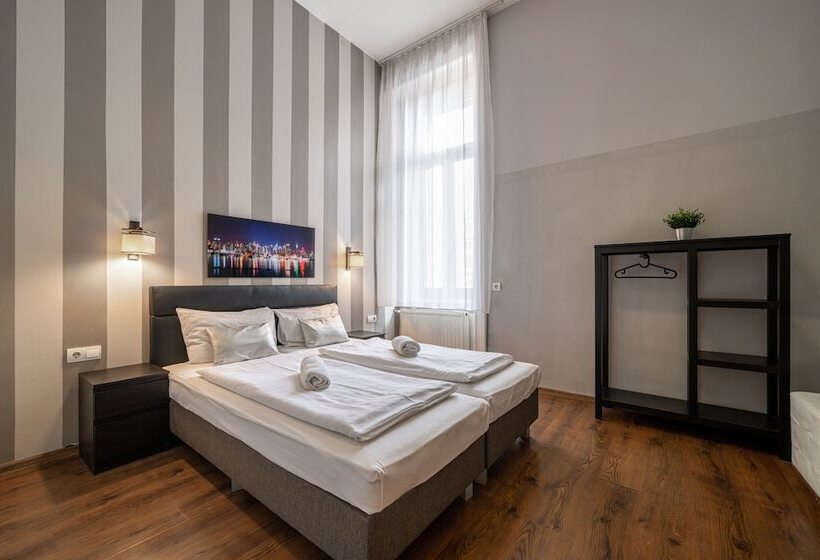 اتاق استاندارد, Full Moon Budapest