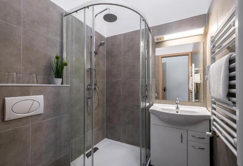 اتاق استاندارد, Full Moon Budapest