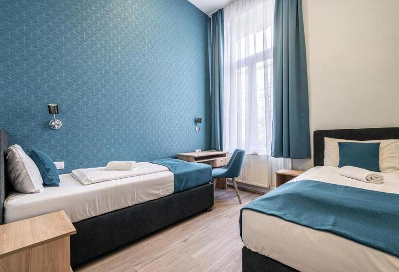 اتاق استاندارد, Full Moon Budapest