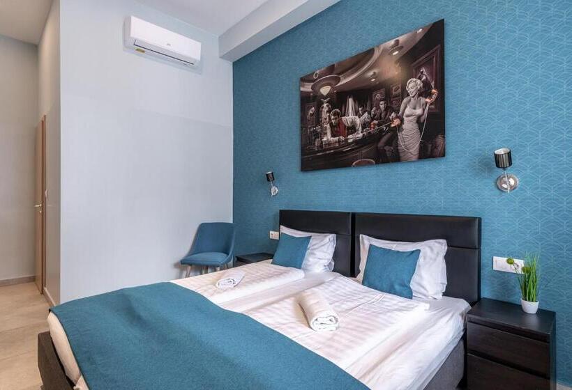 اتاق استاندارد, Full Moon Budapest