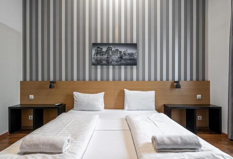 اتاق استاندارد, Full Moon Budapest