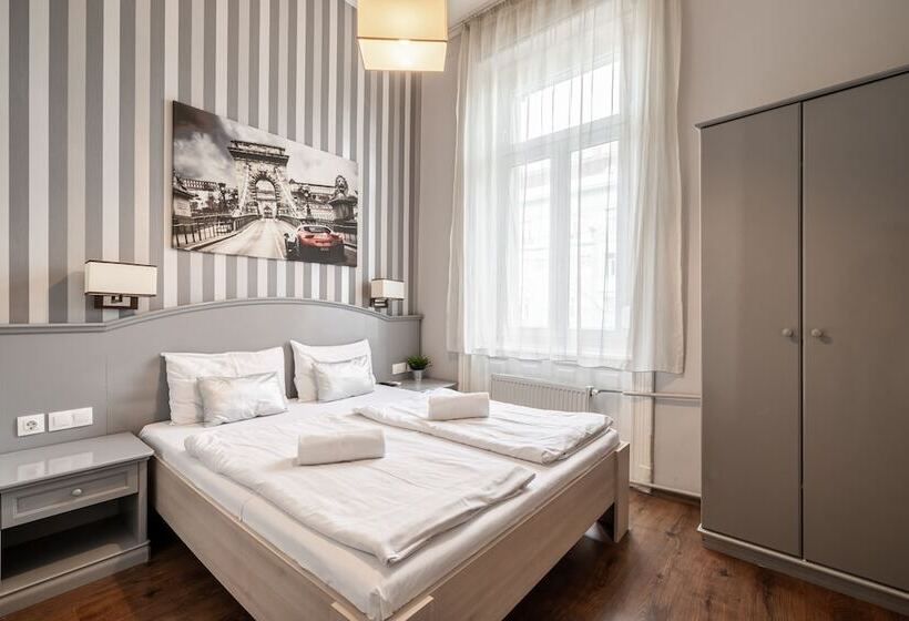 اتاق استاندارد, Full Moon Budapest