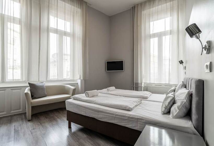 اتاق استاندارد, Full Moon Budapest