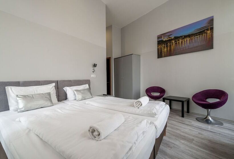 اتاق استاندارد, Full Moon Budapest