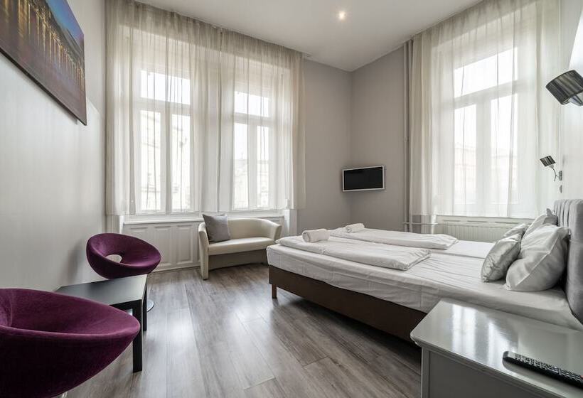 اتاق استاندارد, Full Moon Budapest