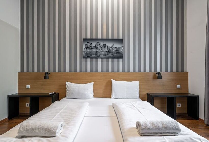 اتاق استاندارد, Full Moon Budapest