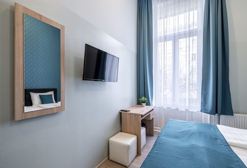 اتاق استاندارد, Full Moon Budapest