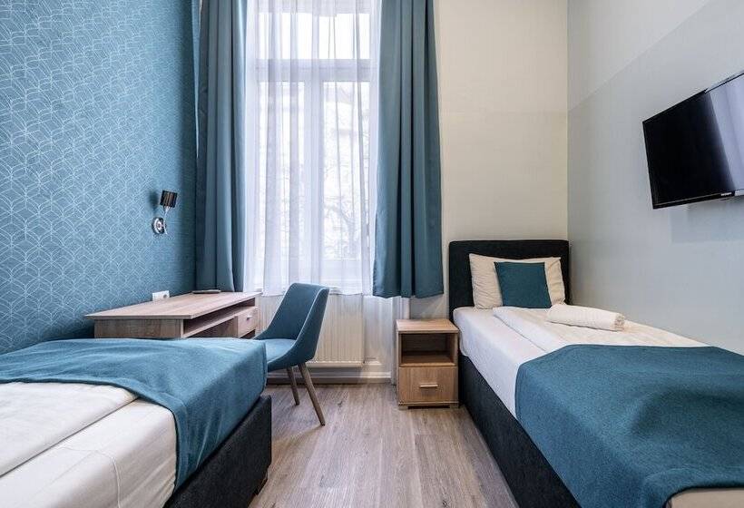 اتاق استاندارد, Full Moon Budapest