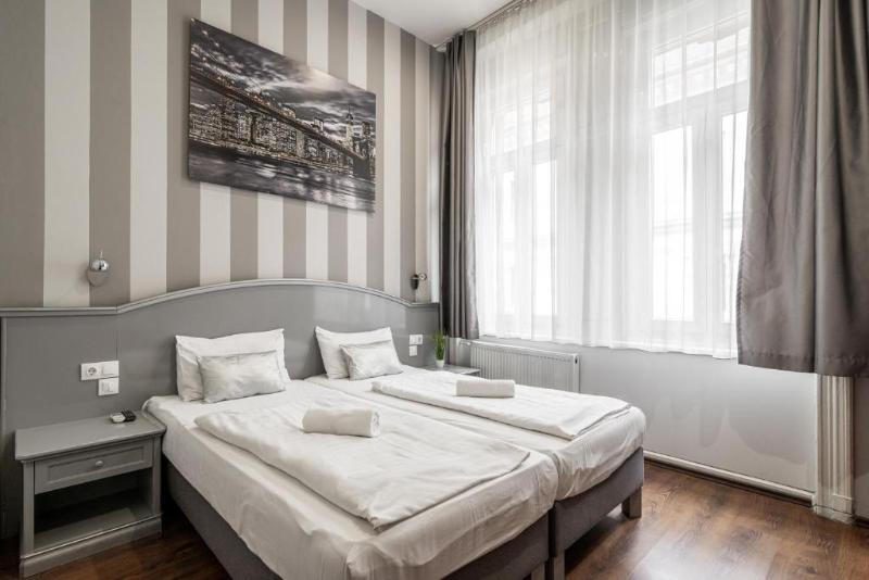 اتاق استاندارد, Full Moon Budapest