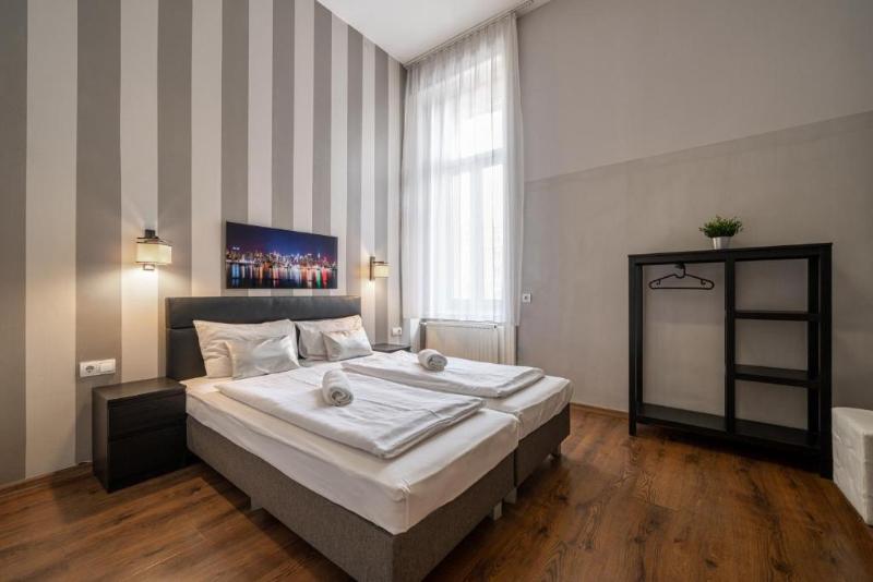 اتاق استاندارد, Full Moon Budapest