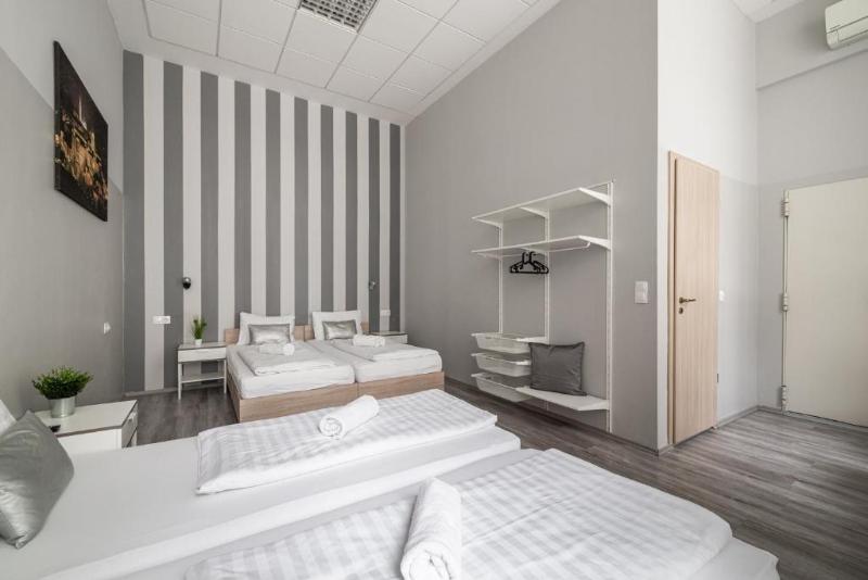 اتاق استاندارد چهار تخته, Full Moon Budapest