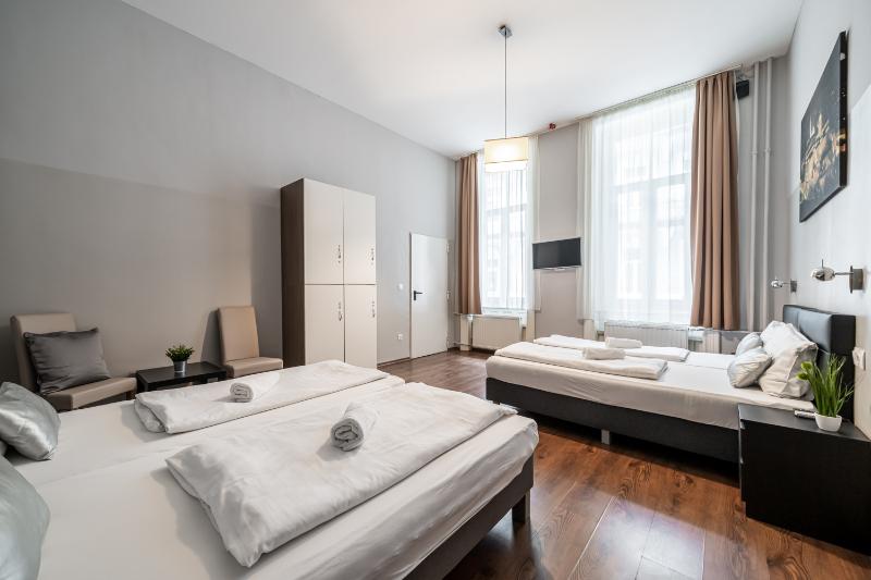 اتاق استاندارد چهار تخته, Full Moon Budapest