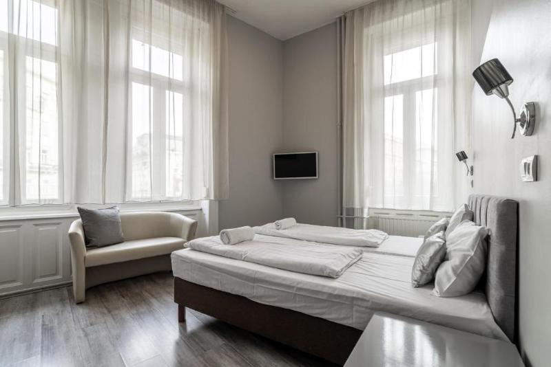 اتاق استاندارد, Full Moon Budapest