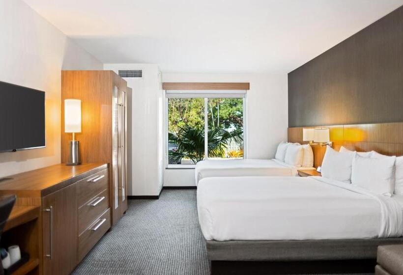 חדר סטנדרט מותאם לאדם עם מוגבלויות, Faro Blanco Resort & Yacht Club Marathon, Curio By Hilton