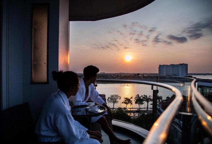 جناح مزوَّد بشرفة, Harmony Phnom Penh