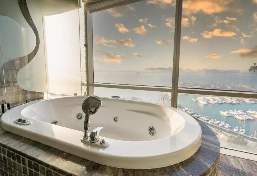 سوئیت رویال, The Art Hotel & Resort