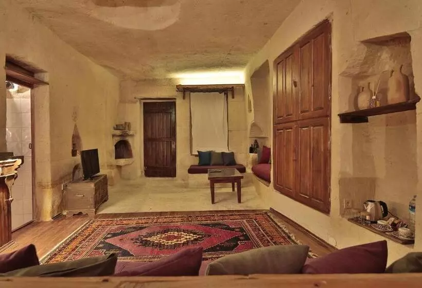 سوییت جونیور, Urgup Evi Cave