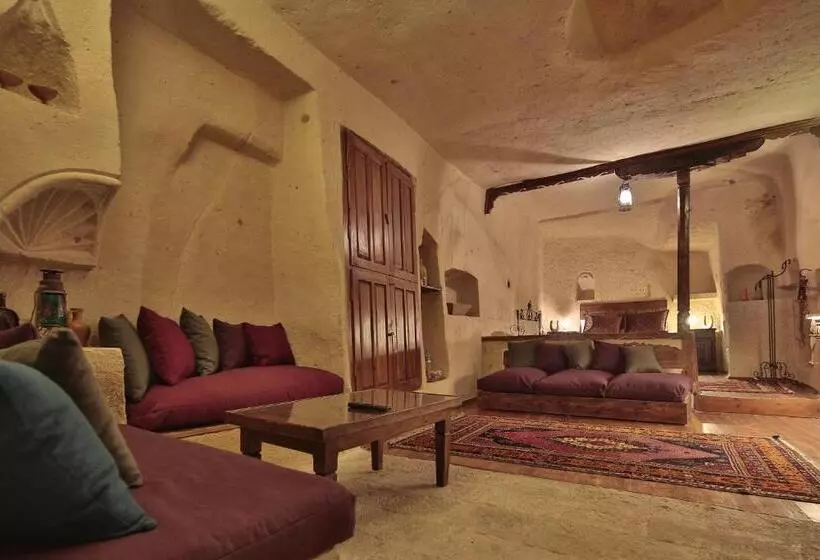 سوییت جونیور, Urgup Evi Cave