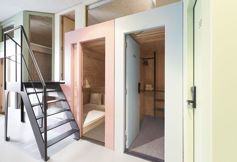 Standard Room Shared Bathroom, Volks