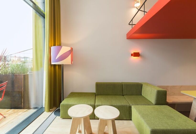Standard Studio with Balcony, Volks