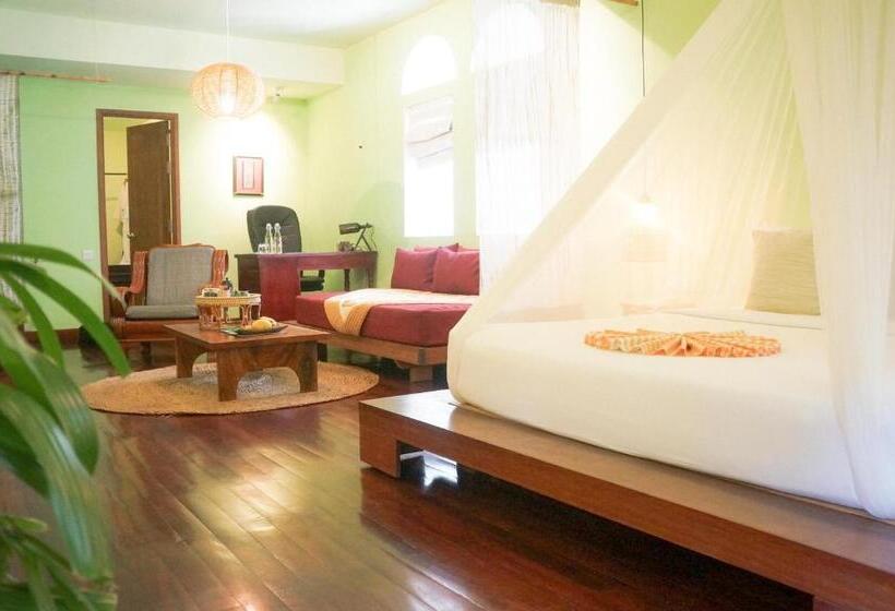 سوییت جونیور, Iroha Garden Hotel & Resort