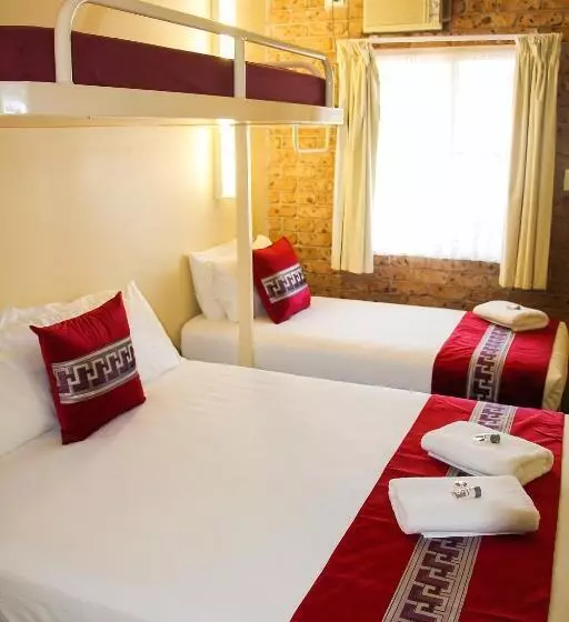 اتاق ساده چهارنفره, Motel 359