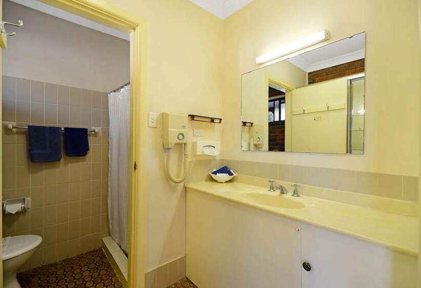 اتاق خانوادگی, The Major Mitchell Motel