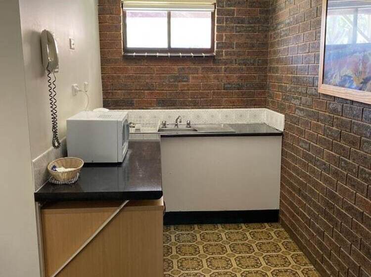 اتاق خانوادگی, The Major Mitchell Motel