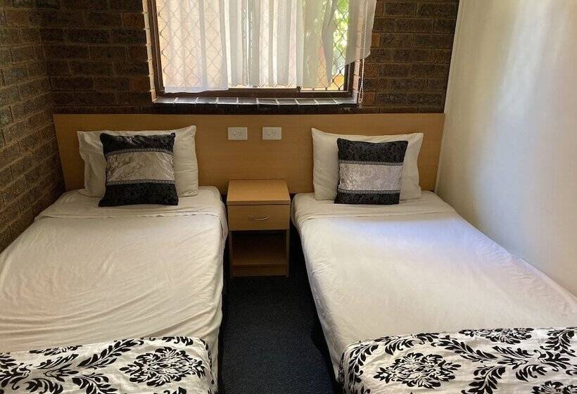 اتاق خانوادگی, The Major Mitchell Motel