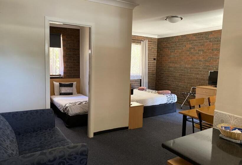 اتاق خانوادگی, The Major Mitchell Motel