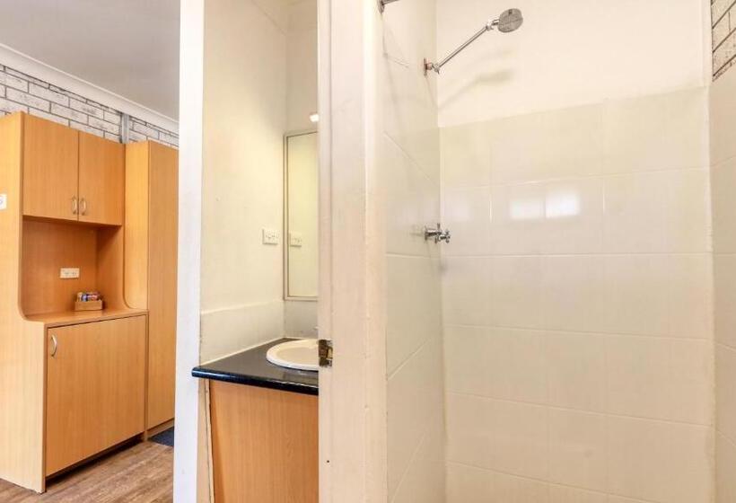 اتاق استاندارد سه نفره, The Major Mitchell Motel