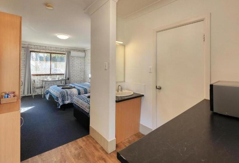 اتاق استاندارد سه نفره, The Major Mitchell Motel