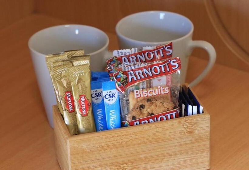 اتاق خانوادگی, The Major Mitchell Motel