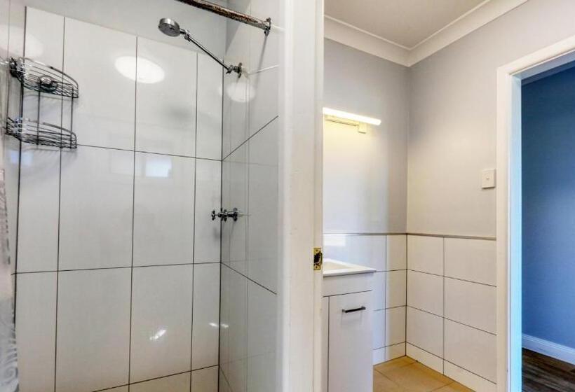 اتاق خانوادگی, The Major Mitchell Motel