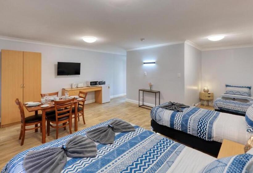 اتاق خانوادگی, The Major Mitchell Motel