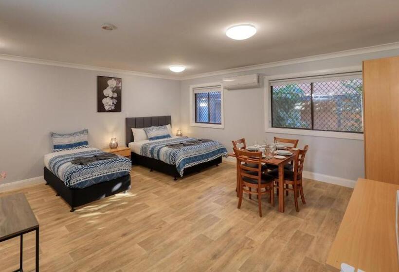 اتاق خانوادگی, The Major Mitchell Motel