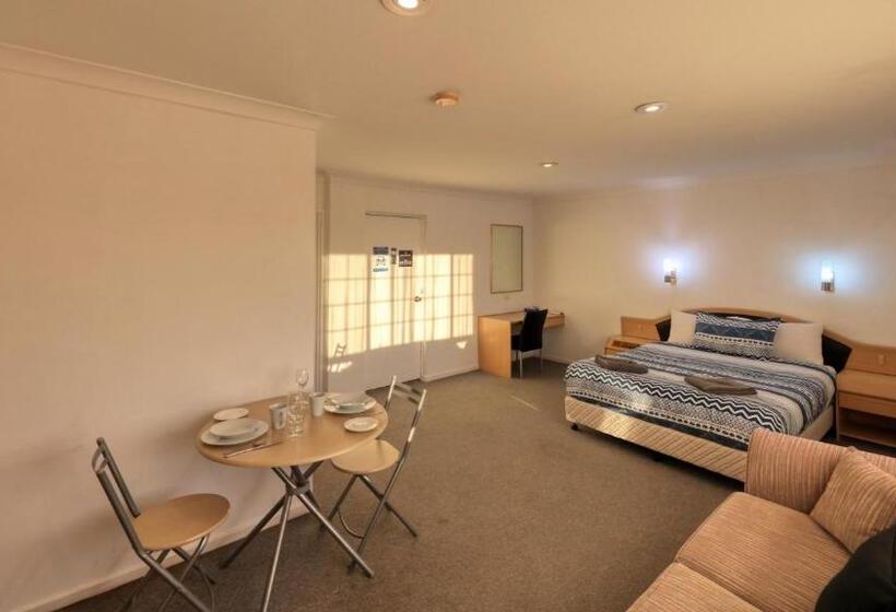 اتاق اجرایی, The Major Mitchell Motel