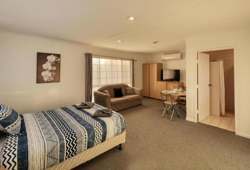 اتاق اجرایی, The Major Mitchell Motel