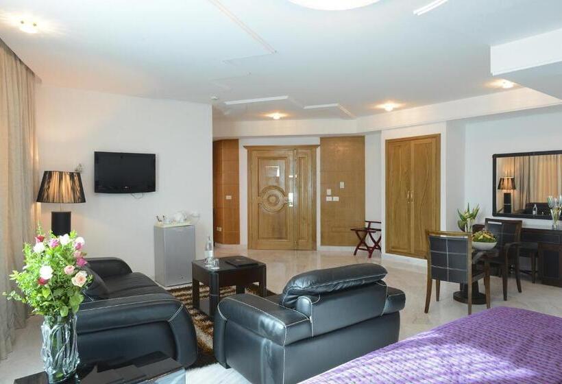 سوییت جونیور, The Penthouse Suites