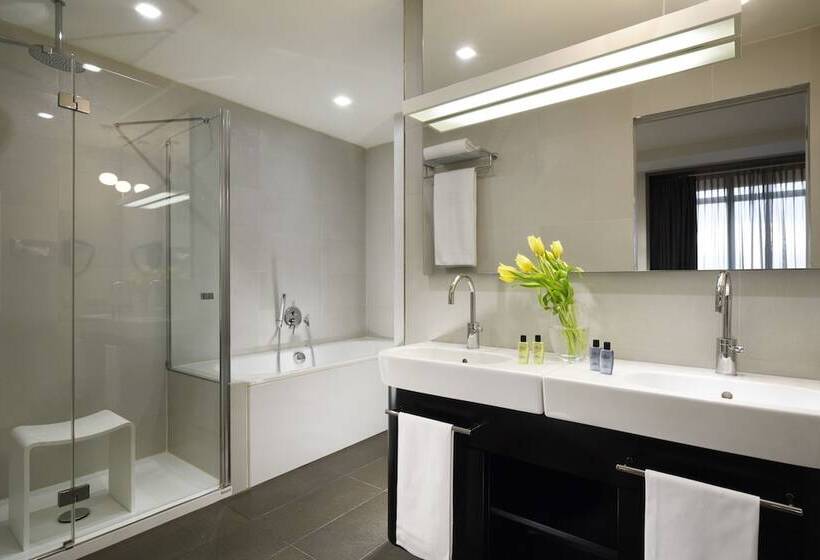 جناح جونيور, Unahotels San Vitale Bologna