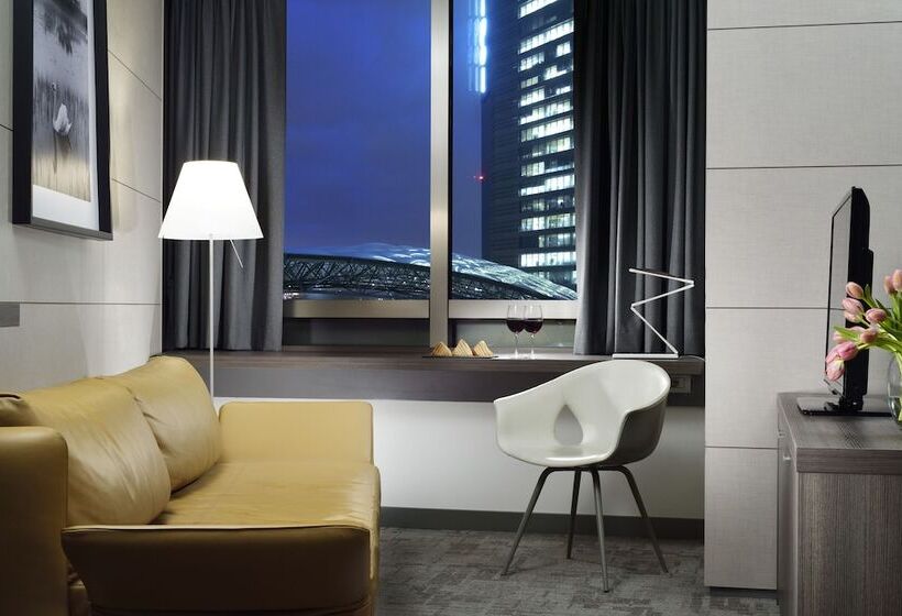 جناح جونيور, Unahotels San Vitale Bologna