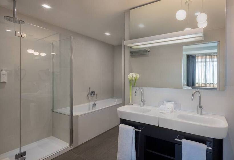 جناح, Unahotels San Vitale Bologna