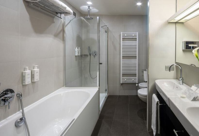 جناح, Unahotels San Vitale Bologna