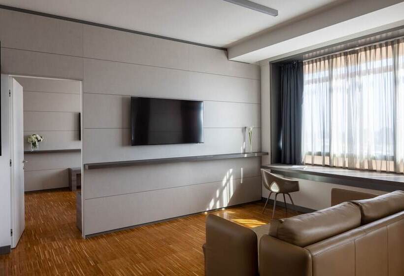 جناح, Unahotels San Vitale Bologna