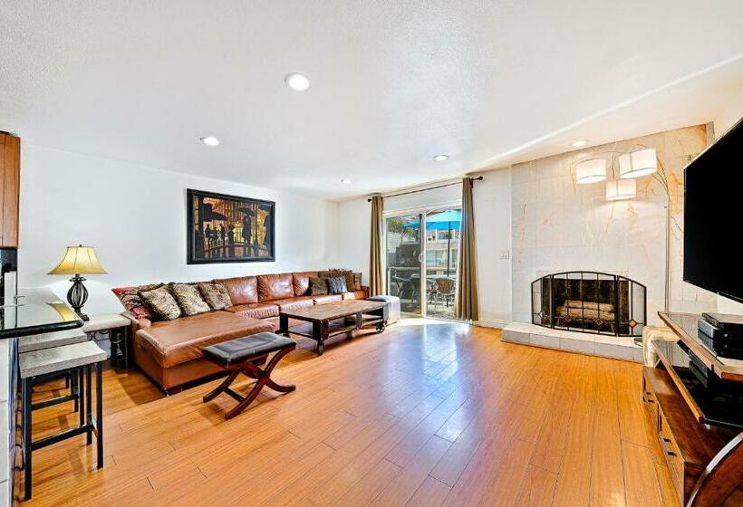 شقة 3 غرف, Newport Family Castle