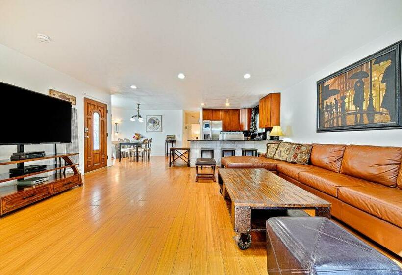 شقة 3 غرف, Newport Family Castle