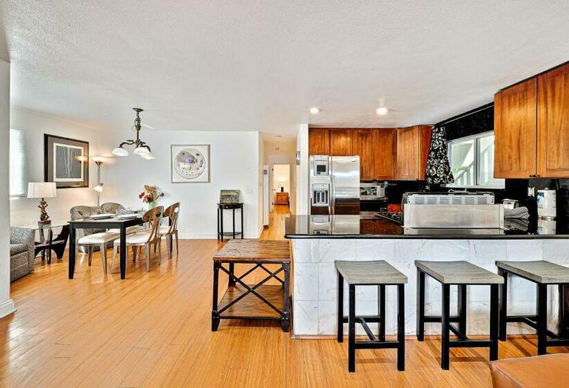 شقة 3 غرف, Newport Family Castle